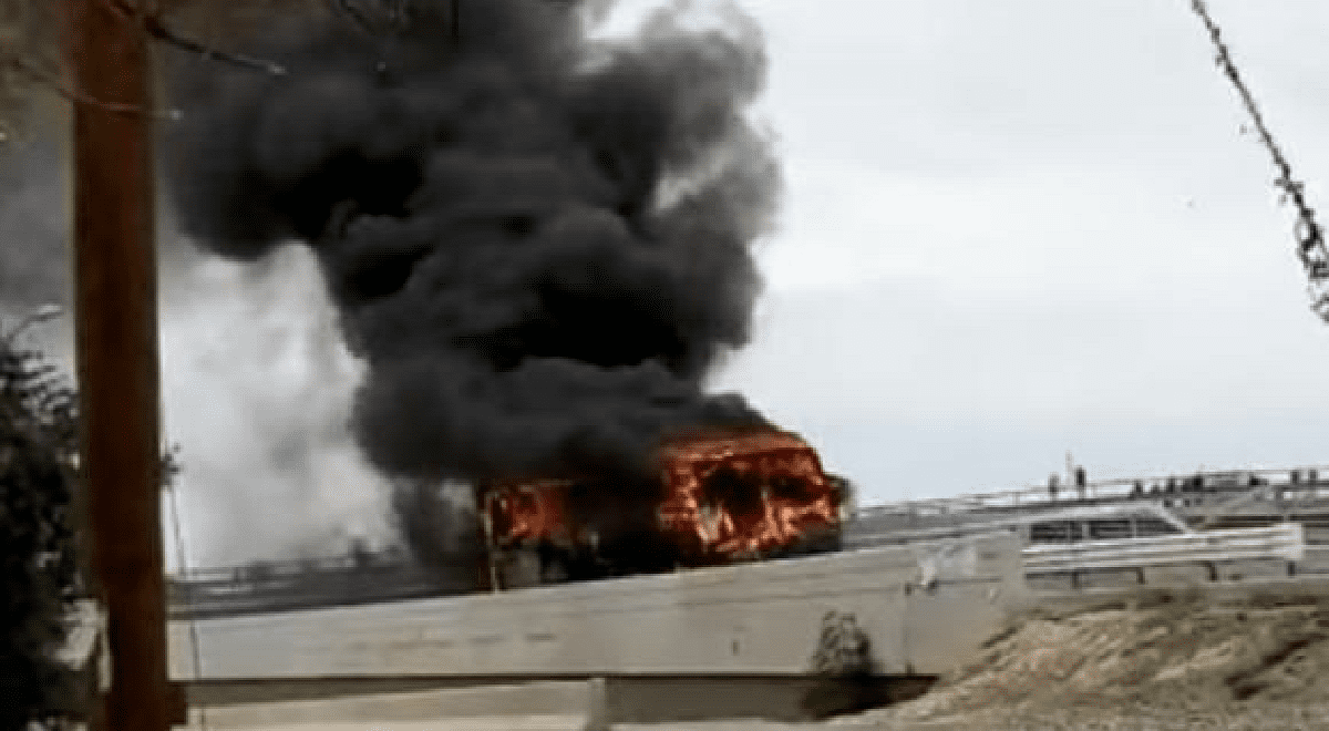 Paro de transportistas: bus con pasajeros es incendiado por manifestantes en Piura Paro de transportistas: bus con pasajeros es incendiado por manifestantes en Piura