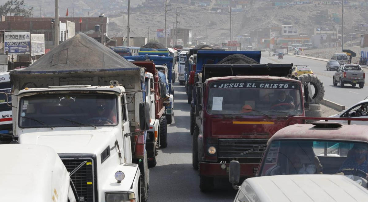 Paro de transportistas de carga: cientos de vehículos se encuentran varados en Barranca Paro de transportistas de carga: cientos de vehículos se encuentran varados en Barranca