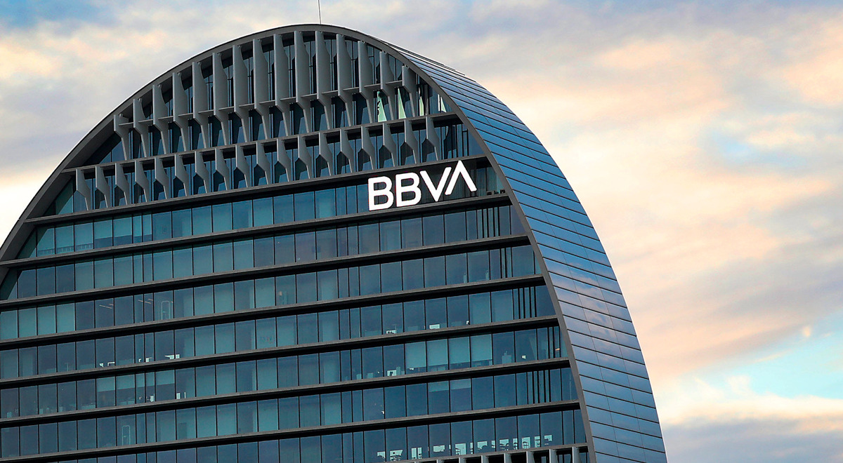 BBVA empezará a cobrar servicios que antes eran gratuitos: esta es la lista de transacciones que tendrán comisión