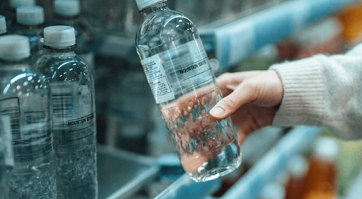 Expertos piden a los consumidores que se deje de tomar agua embotellada por esta preocupante razón