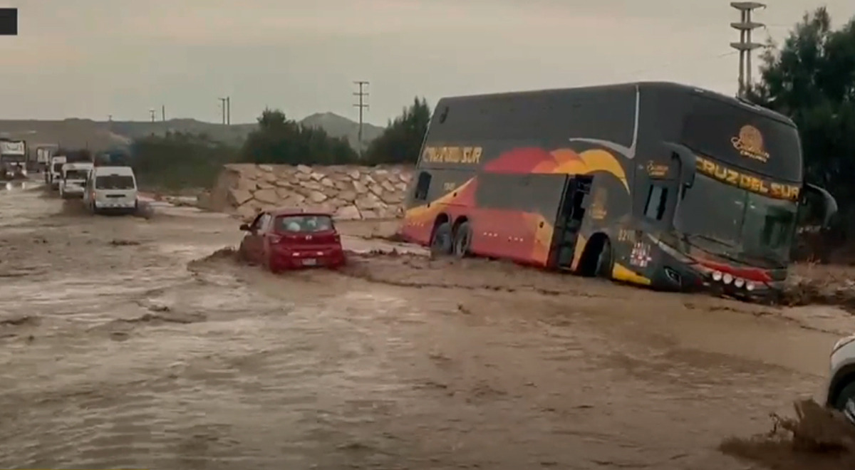 Bus interprovincial de Cruz del Sur es arrastrado por huaico y termina despistándose en la Panamericana Sur