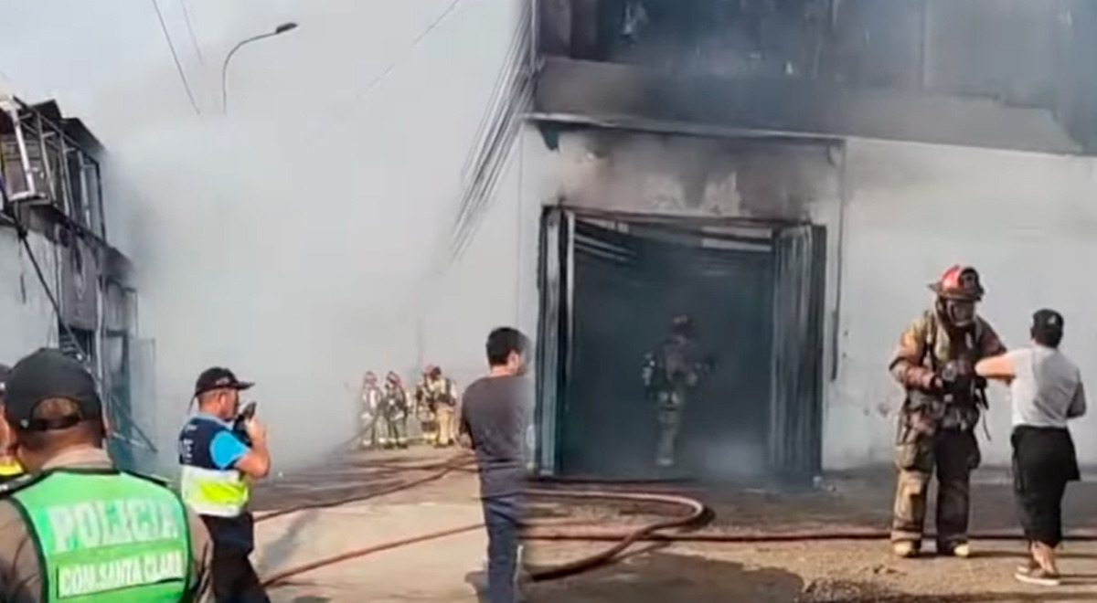 Incendio de magnitudes en taller de mecánica en Ate: Seis unidades de bomberos controlan el fuego