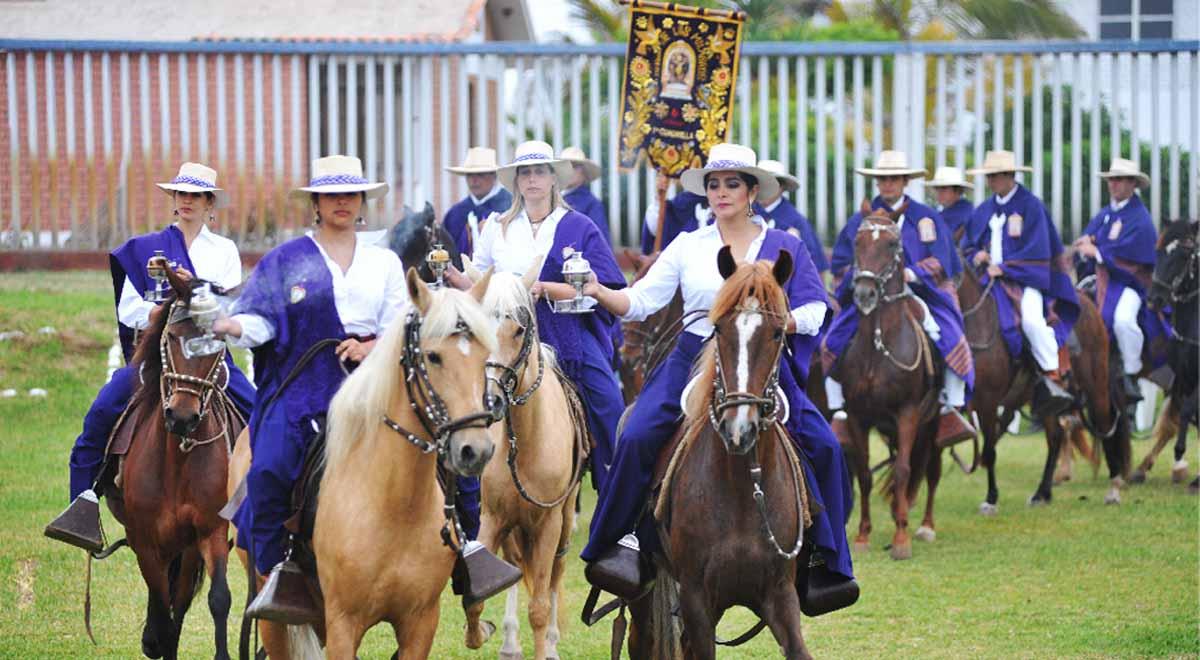 Cuadrilla del Señor de los Milagros em Cavalos Paso Peruanos homenageia Cristo Moreno Cuadrilla del Señor de los Milagros em Cavalos Paso Peruanos homenageia Cristo Moreno