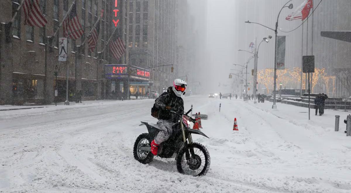 Caos de inverno nos EUA: nevascas históricas e frio no Ártico forçam 15 estados em estado de emergência