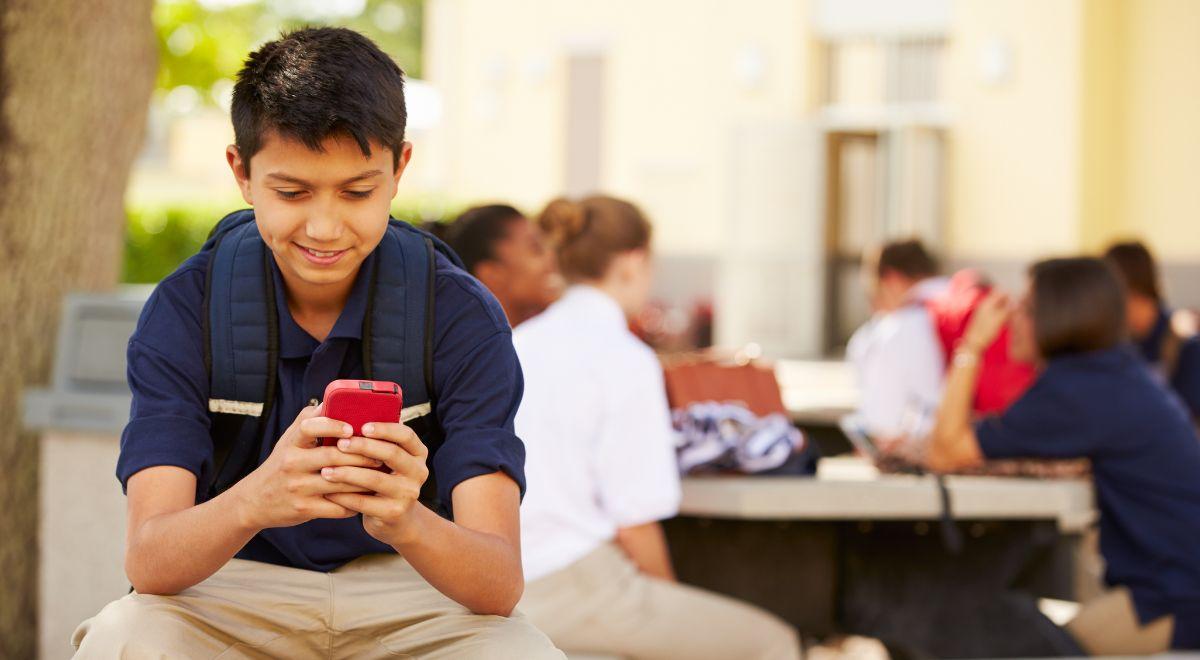 Os telefones celulares são proibidos nas escolas de todo o país? 32135 Os regulamentos da Lei são publicados pela Minedu