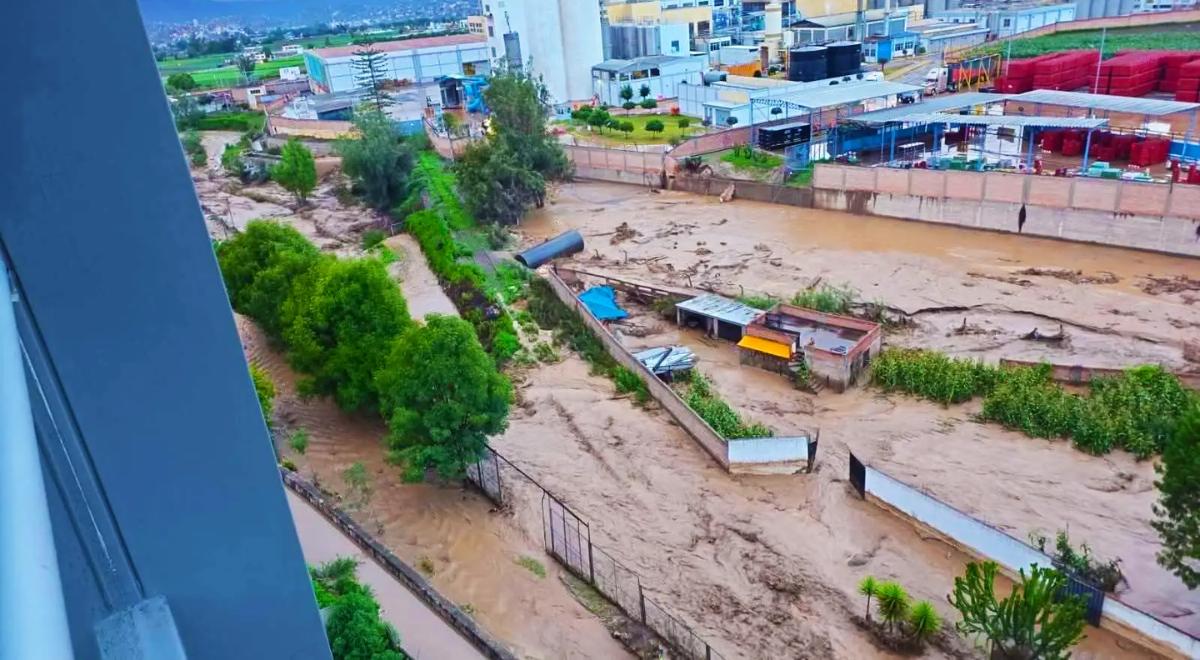 Alerta Amarelo em Essalud: É assim que os hospitais funcionam após uma emergência devido a fortes chuvas e rios transbordando.