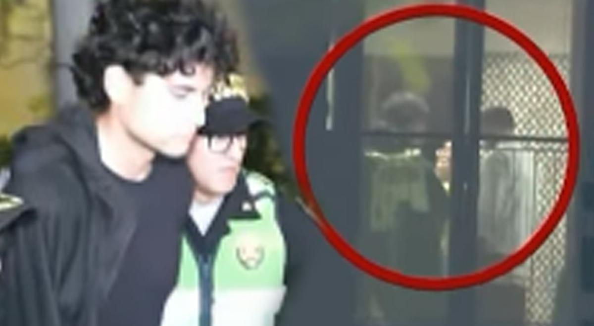 A mãe de Adrian Villar começa a chorar quando seu filho é preso pela morte de Lisette Marzano