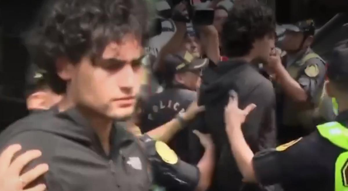 Trata-se da transferência caótica de Adrian Villar após nove meses de prisão preventiva.