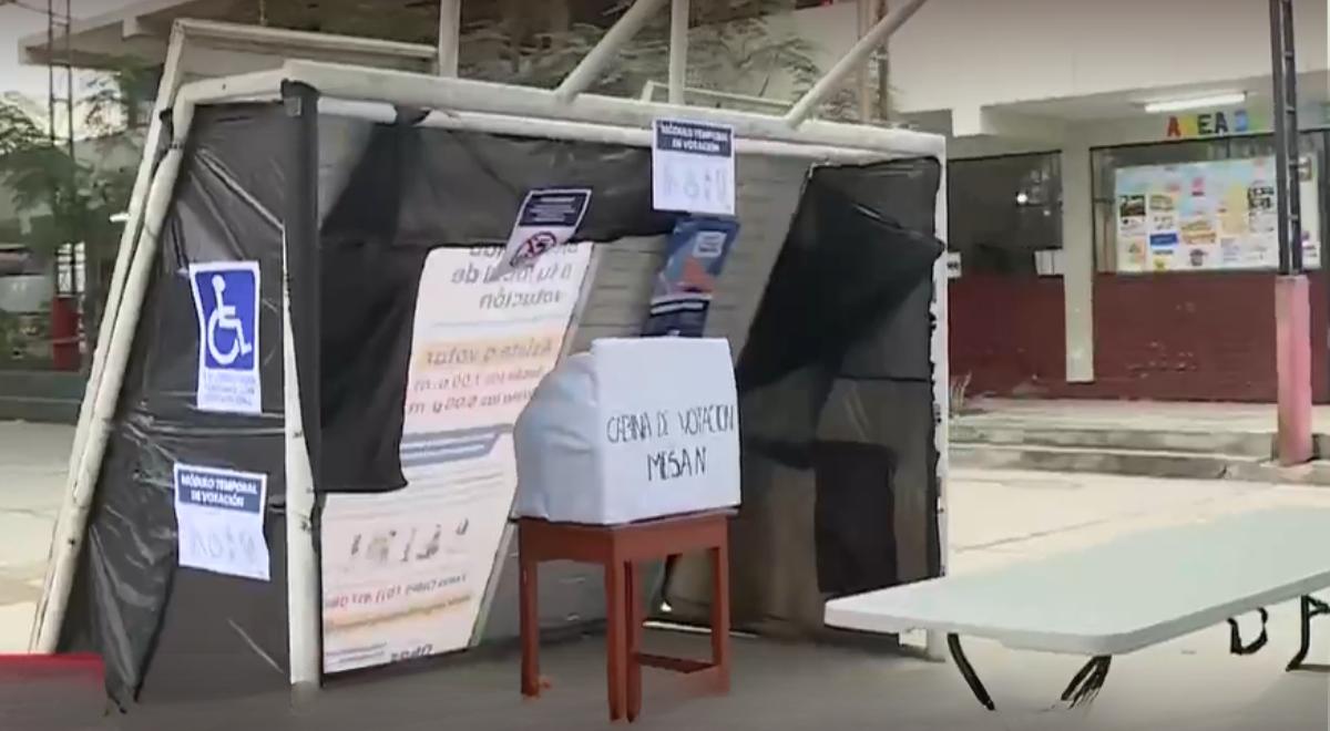 Extraordinaire! L’ONPE installe une table de vote à l’ARCO DE FÚTBOL de Carabaylo pour ce groupe de citoyens.