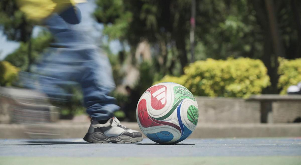 “The Imaginary Field”, une série qui unit le football et l’enfance, a été créée