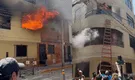 Gigantesco incendio consume edificio en Cercado de Lima y personas quedan atrapadas