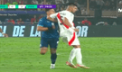 El codazo de Carlos Zambrano a Adam Bareiro que pudo ser tarjeta roja en Perú vs. Paraguay