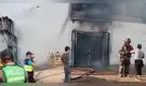 Incendio de magnitudes en taller de mecánica en Ate: Seis unidades de bomberos controlan el fuego