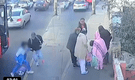 Escolar se desmaya tras sufrir el robo de su celular cuando tomaba el bus: imágenes muestran el violento asalto
