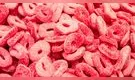 Congreso busca eliminar la eritrosina, el colorante rojo 3 presente en bebidas y varios productos: revisa cuáles son