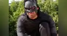 Batman busca novia vía YouTube repartiendo besos (VIDEO)