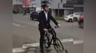 Elecciones 2018: Manuel Velarde llega al debate municipal en bicicleta [VIDEO]