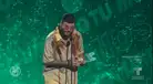 Premios Tu Música Urbano 2022: Farruko se arrodilla al recibir su premio [VIDEO]