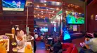 ¿Eres fan de los videojuegos? Conoce el restaurante donde te sirven la comida mientras juegas