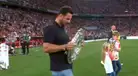 Claudio Pizarro aparece en la final entre Bayern Múnich vs. Leipzig para entregar trofeo