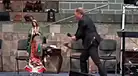 Pastor destruye figura de la Virgen de Guadalupe y la Santa Muerte con un hacha en pleno sermón