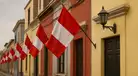 ¿En qué distritos es obligatorio colocar la bandera por Fiestas Patrias y cuál es la multa por no hacerlo?