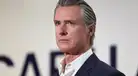 Gavin Newsom firma ley en California que promete bajar el precio de la gasolina