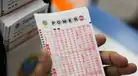 ¿Te imaginas ganar el Powerball sin papeles? Esto dice la ley en Estados Unidos