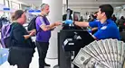 ALERTA VIAJEROS | Aeropuertos están sancionando con hasta $12.900 a las personas que hagan ESTO con su equipaje
