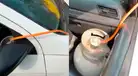 Taxista instala balón doméstico en su auto para movilizar su auto y genera indignación