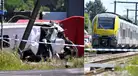 Choque fatal en vía ferroviaria: tren de pasajeros impacta bus escolar y deja al menos cuatro fallecidos y varios heridos