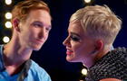 Katy Perry desata polémica por robarle un beso a un joven que nunca tuvo pareja [VIDEO]