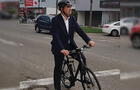Elecciones 2018: Manuel Velarde llega al debate municipal en bicicleta [VIDEO]