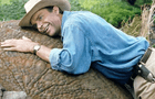 Sam Neill, actor de ‘Jurassic Park’, anima a sus fans con graciosos videos desde cuarentena