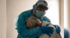 Médico abrazando a su paciente con coronavirus conmueve en el día de Acción de gracias [FOTO]