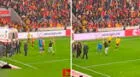 Turquía: hincha entró a la cancha con un palo y le pegó al arquero en la cabeza