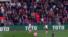 Ajax vs. PSV: partido suspendido tras agresión de hinchas a futbolistas
