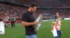 Claudio Pizarro aparece en la final entre Bayern Múnich vs. Leipzig para entregar trofeo
