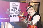 Perú  vs. Chile: Hincha de la selección, conocido como El Chuto, se pasea en Santiago con una réplica del Huáscar