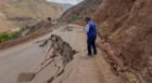 Carretera se parte en dos en Arequipa y conductores salvan de morir de milagro