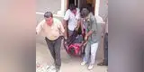 Da vuelta a papá y a su madrastra