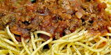 La receta popular: tallarines en salsa en carne