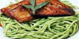 Tallarines en salsa verde con pescado frito