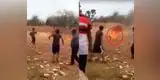 Maltrato animal: jóvenes queman vivo a un perro y se burlan de él (VIDEO)
