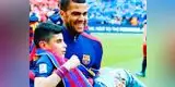 Barcelona: mira el conmovedor gesto de Dani Alves con un niño invidente (VIDEO)