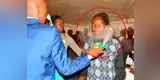 Insólito: pastor sudafricano 'sana' a sus seguidores rociándoles insecticida 