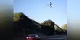 Youtube: motociclista sorprende con su salto 'suicida' sobre una autopista (VIDEO)