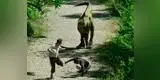 Youtube: mira la cruel broma con disfraz de dinosaurio [VIDEO]