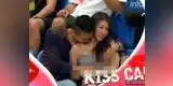Graban a joven que le tocaba los pechos a su novia en pleno estadio [VIDEO]