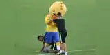 Eliminatorias 2018: Neymar y Coutinho vacilan de lo lindo a mascota de Brasil [VIDEO]